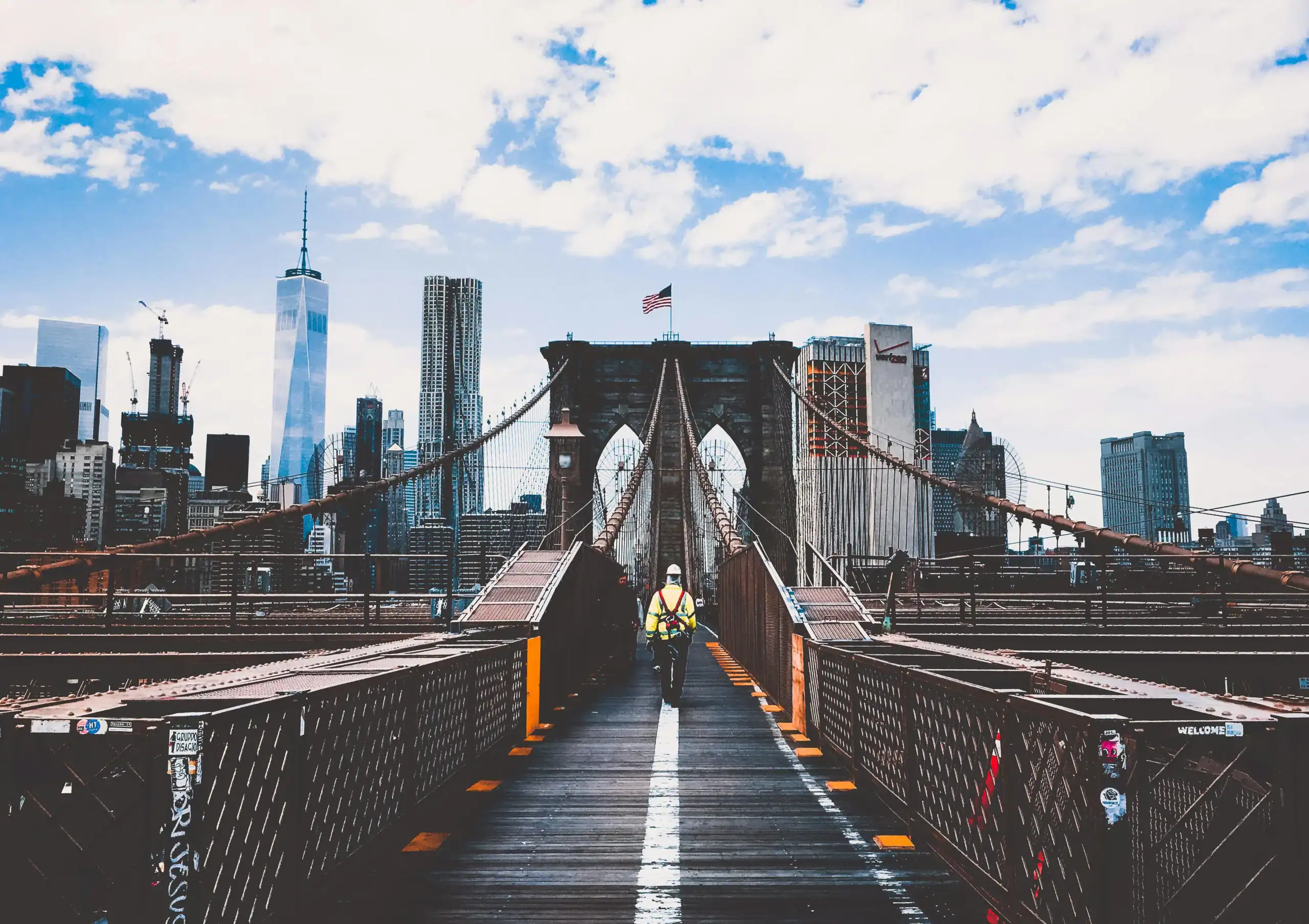 Puente de Brooklyn en Nueva York con vista del skyline y rascacielos.