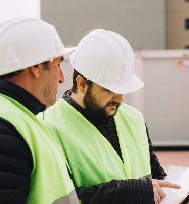 buildres-mirando-plantas_23-2147785493