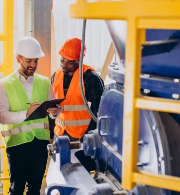 tres-personas-discutiendo-plan-fabrica_1303-30622